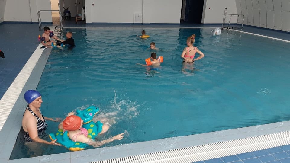 Moderní plavecká hala Subotica, interiér s bazénem určeným pro výuku plavání dětí a rehabilitační cvičení, realizace HUPRO SYSTEMS SE.