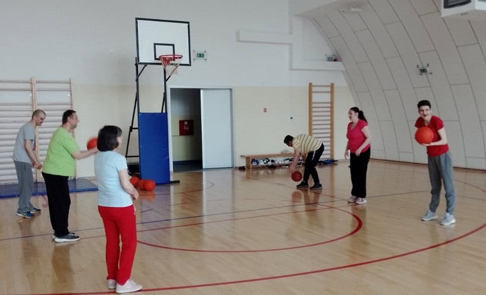 Montovaná ocelová sportovní hala Subotica – interiér tělocvičny během tréninku basketbalu, realizace HUPRO SYSTEMS SE.