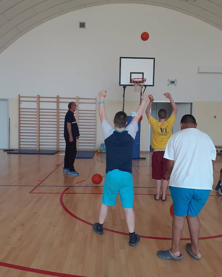 Montovaná ocelová sportovní hala Subotica – trénink basketbalu v moderní tělocvičně s dřevěnou podlahou, realizace HUPRO SYSTEMS SE.