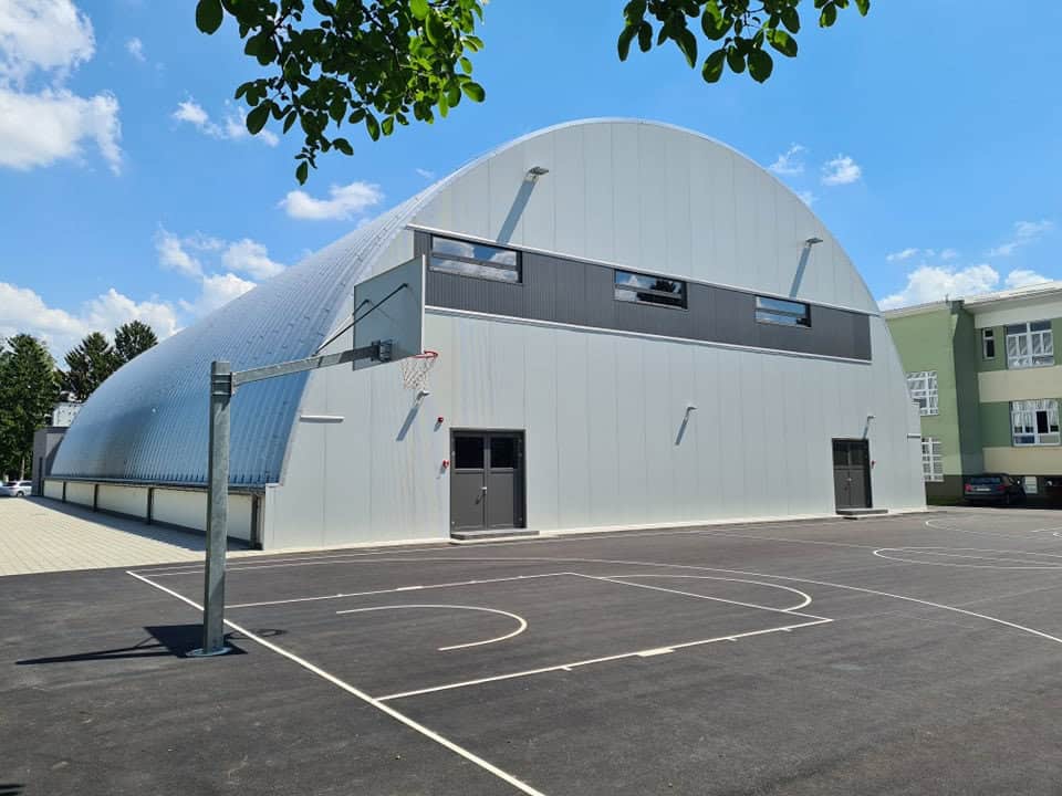 Víceúčelová sportovní hala Koprivnica – moderní montovaná sportovní hala s ocelovou konstrukcí HUPRO SYSTEMS SE pro basketbal, volejbal, florbal a školní sport.