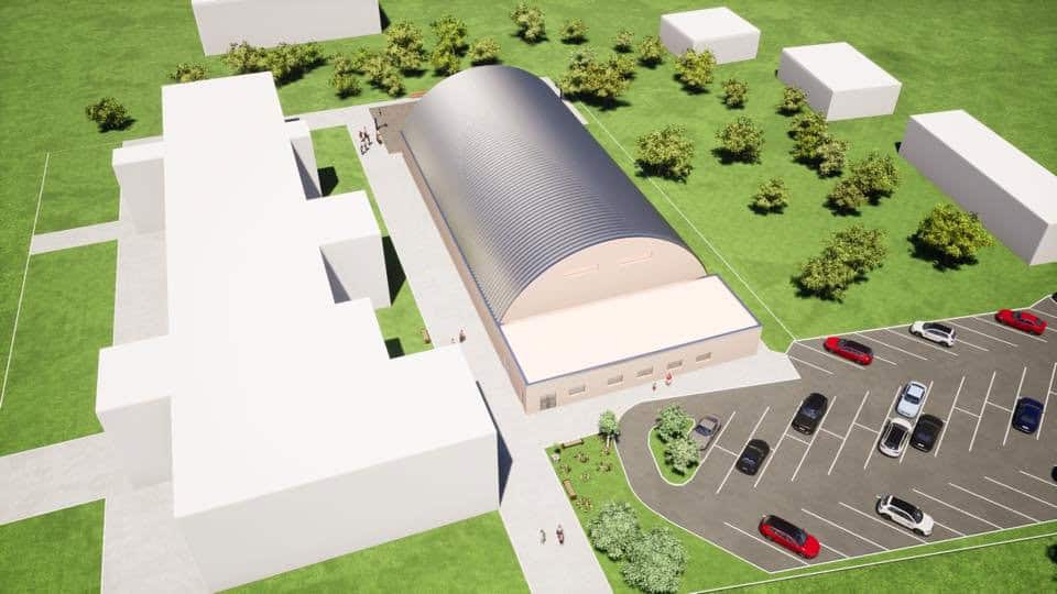 Oblouková sportovní hala Koprivnica, vizualizace z ptačí perspektivy s moderní konstrukcí, přilehlým parkovištěm a zeleným okolím, realizace HUPRO SYSTEMS SE.