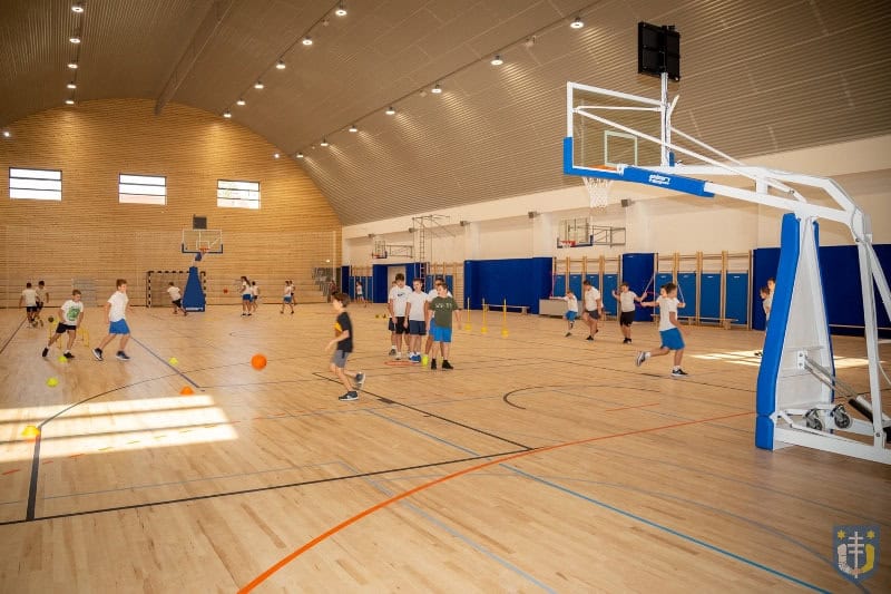 Víceúčelová montovaná ocelová sportovní hala Križevci, interiér při hodině tělesné výchovy, realizace HUPRO SYSTEMS SE.
