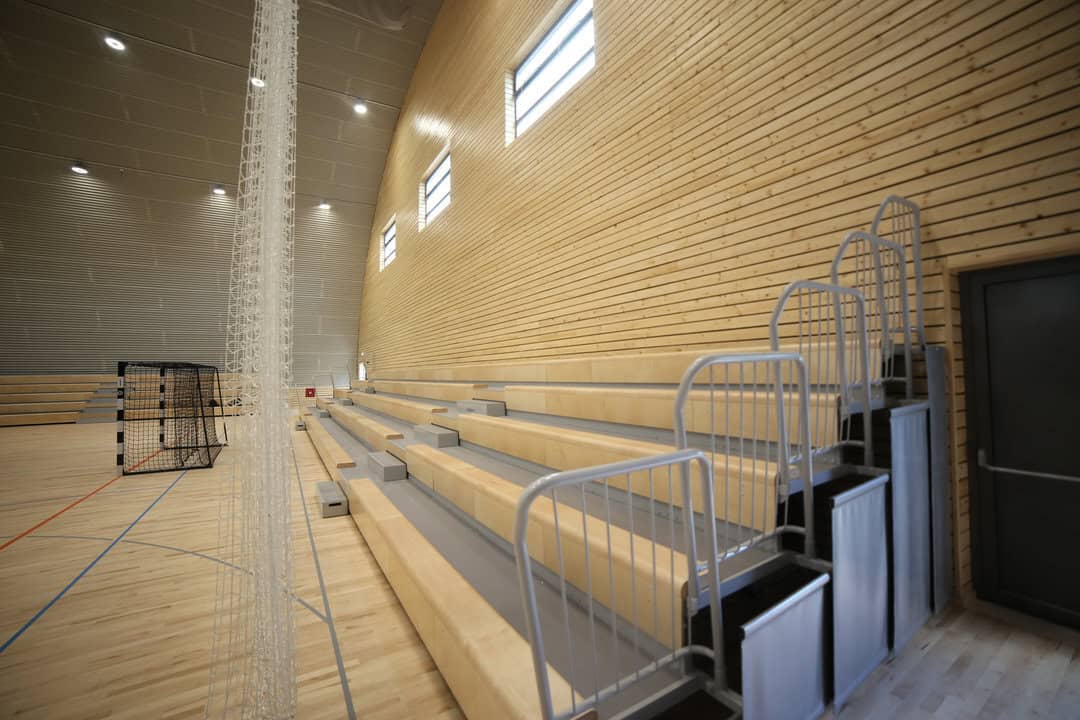 Víceúčelová montovaná ocelová sportovní hala Križevci s tribunou pro diváky a dřevěným obkladem stěn, realizace HUPRO SYSTEMS SE.