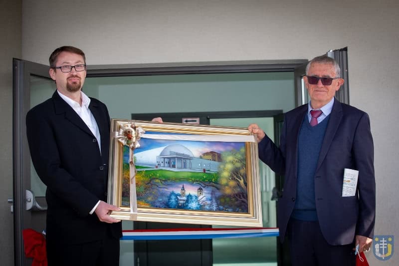 Víceúčelová montovaná ocelová sportovní hala Križevci – slavnostní předání obrazu s motivem nové sportovní haly při jejím otevření, realizace HUPRO SYSTEMS SE.