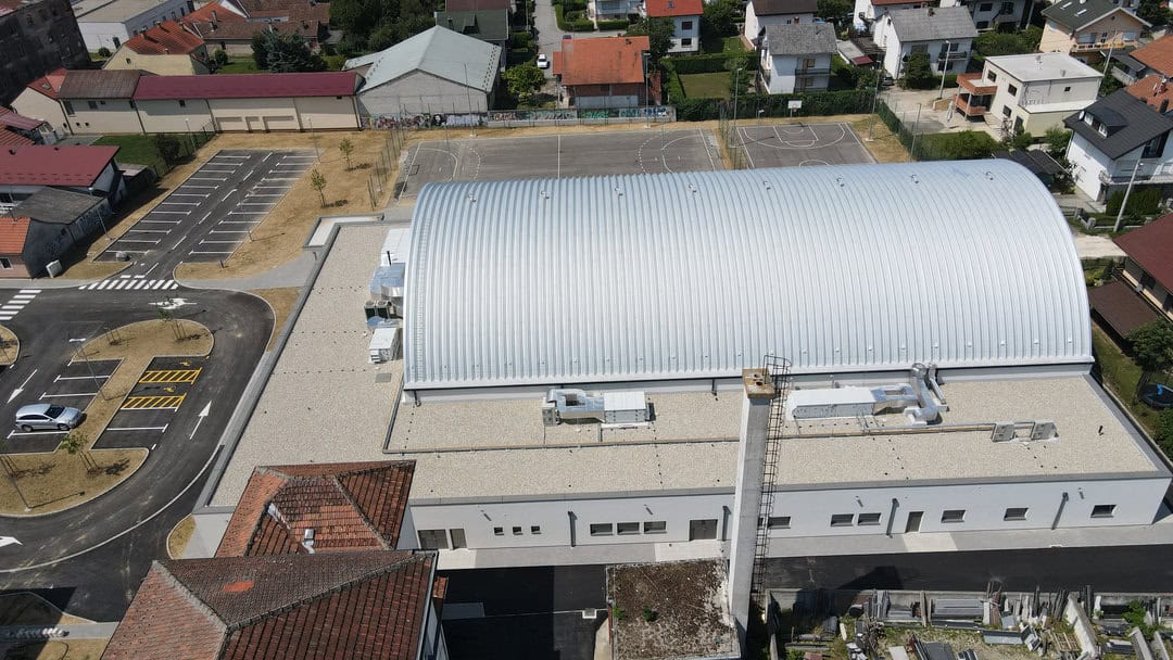 Víceúčelová montovaná ocelová sportovní hala Križevci, letecký pohled, realizace HUPRO SYSTEMS SE.