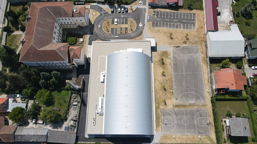 Víceúčelová montovaná ocelová sportovní hala Križevci, součást školního areálu, realizace HUPRO SYSTEMS SE.