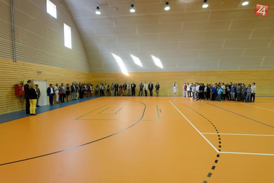 Slavnostní otevření sportovní haly Nitra Tulipanová – nová multifunkční hala s oranžovým sportovním povrchem a dřevěným obkladem stěn od HUPRO SYSTEMS SE, přítomni hosté a veřejnost.