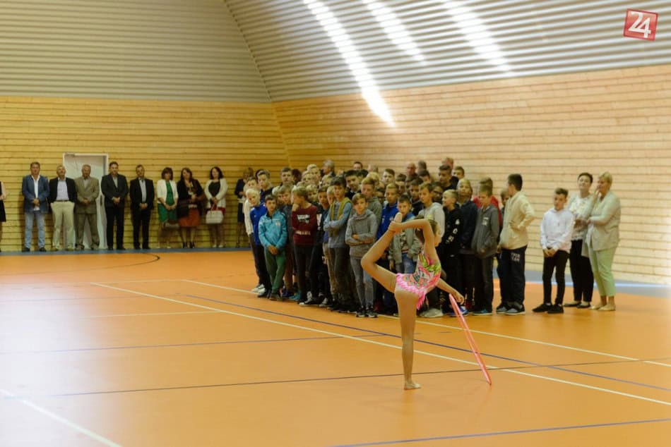 Slavnostní otevření sportovní haly Nitra Tulipanová – gymnastické vystoupení před žáky a hosty v nové multifunkční hale od HUPRO SYSTEMS SE.
