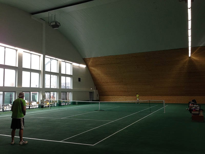 Oblouková sportovní hala Levice, interiér s tenisovým kurtem, realizace HUPRO SYSTEMS SE