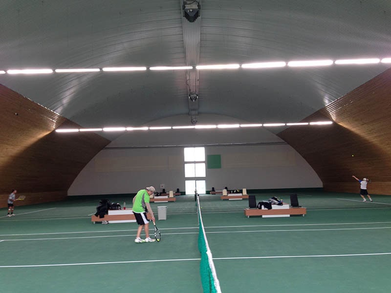 Oblouková sportovní hala Levice, interiér s více tenisovými kurty, realizace HUPRO SYSTEMS SE