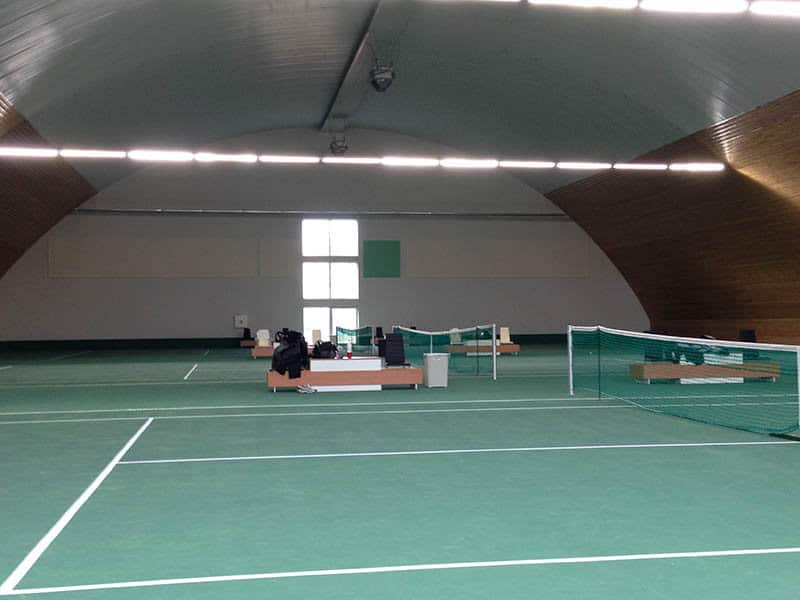 Oblouková sportovní hala Levice, detailní pohled na tenisové kurty v interiéru, realizace HUPRO SYSTEMS SE