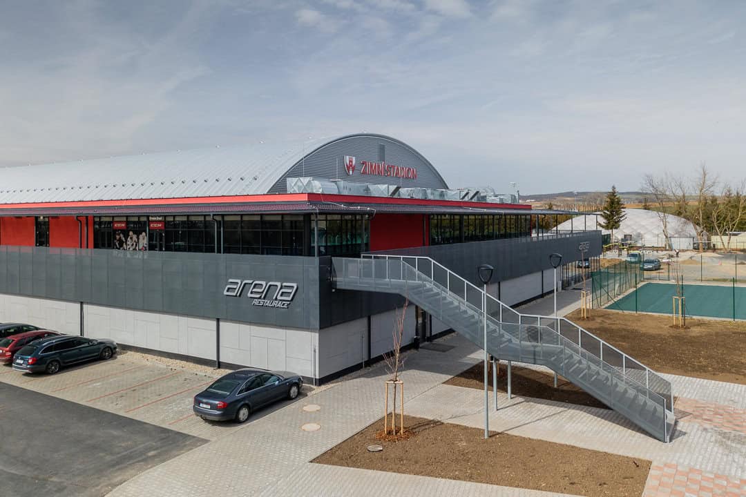 Zimní stadion Vyškov – moderní oblouková montovaná ocelová hala s restaurací Arena, realizovaná firmou HUPRO SYSTEMS SE. Moderní sportovní objekt nabízí zázemí pro hokej, bruslení i společenské akce.