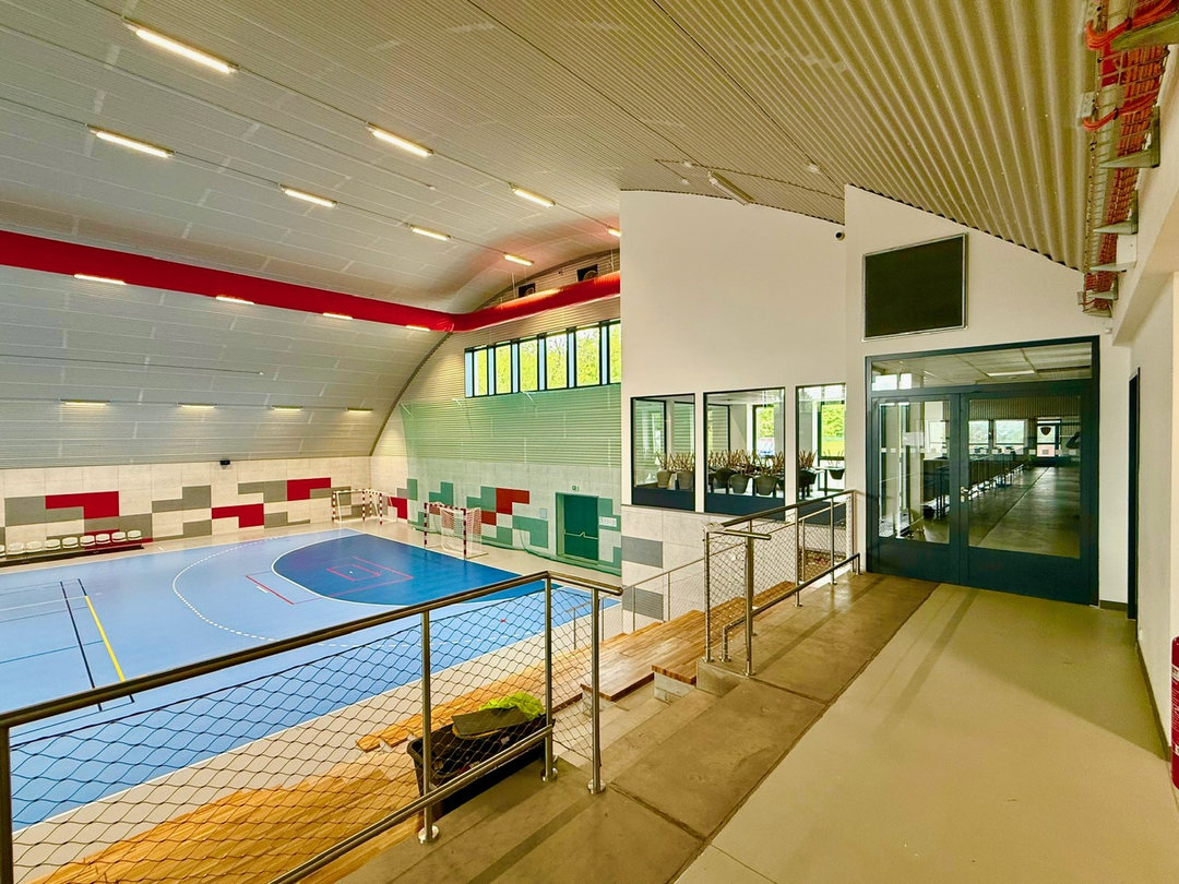 Widok z górnej galerii na boisko i przeszklone zaplecze hali sportowej Nové Bránice. Realizacja firmy HUPRO SYSTEMS SE. Widok z górnej galerii na boisko i przeszklone zaplecze hali sportowej Nové Bránice. Realizacja firmy HUPRO SYSTEMS SE.