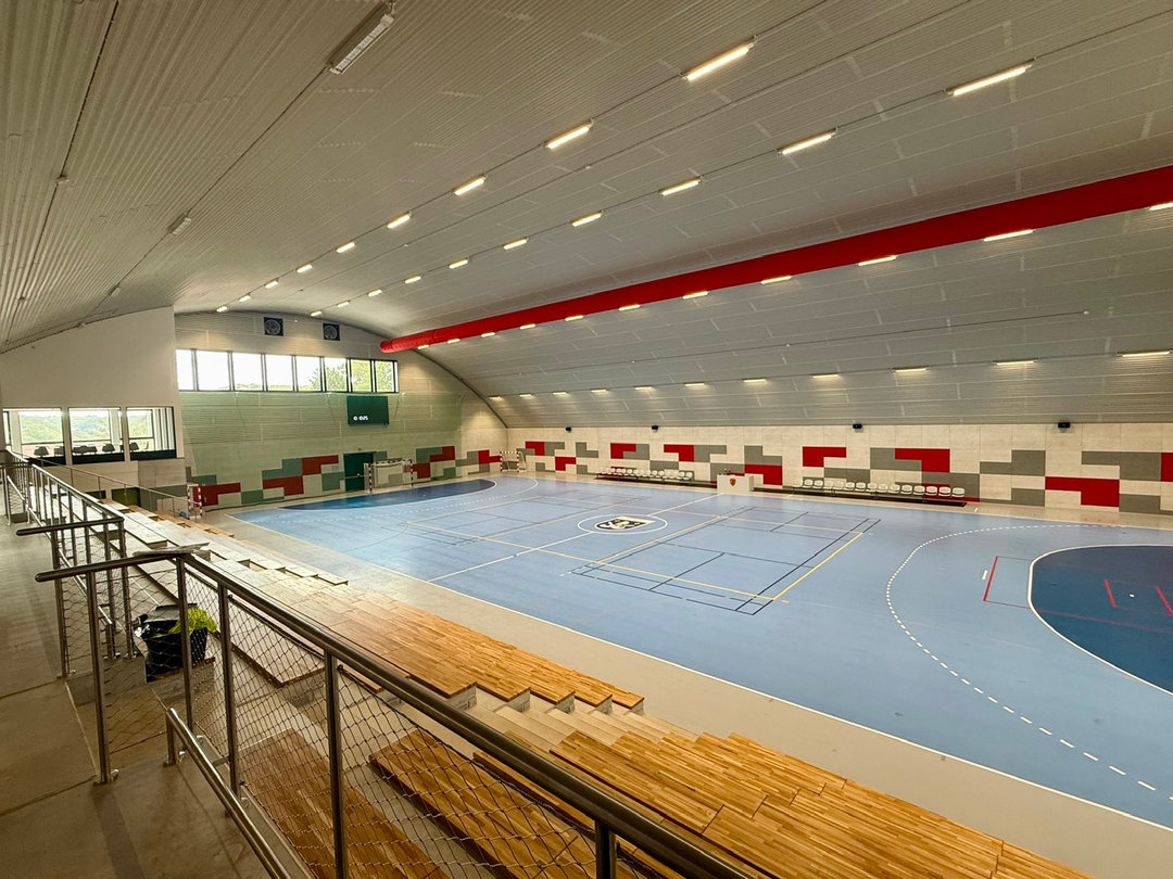 Ogólny widok wnętrza hali Nové Bránice z trybunami, bramkami i niebieską nawierzchnią sportową. Realizacja firmy HUPRO SYSTEMS SE. Ogólny widok wnętrza hali Nové Bránice z trybunami, bramkami i niebieską nawierzchnią sportową. Realizacja firmy HUPRO SYSTEMS SE.