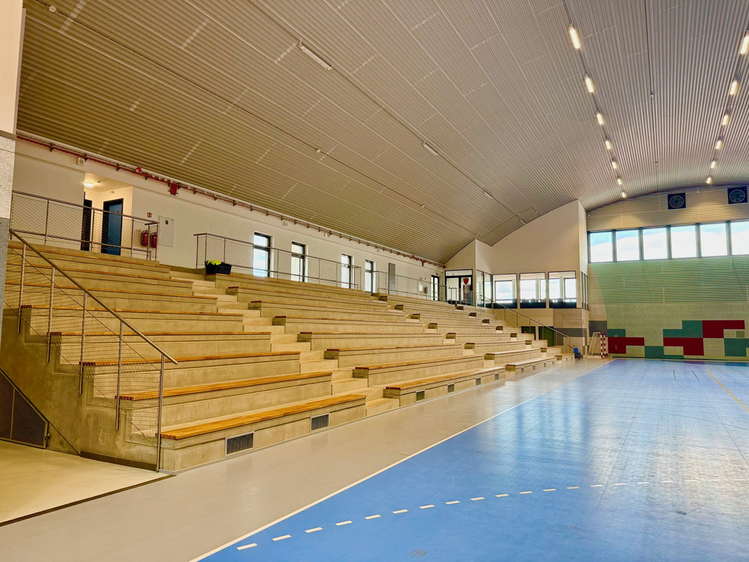 Drewniane trybuny dla widzów we wnętrzu montowanej hali sportowej Nové Bránice. Realizacja firmy HUPRO SYSTEMS SE. Drewniane trybuny dla widzów we wnętrzu montowanej hali sportowej Nové Bránice. Realizacja firmy HUPRO SYSTEMS SE.