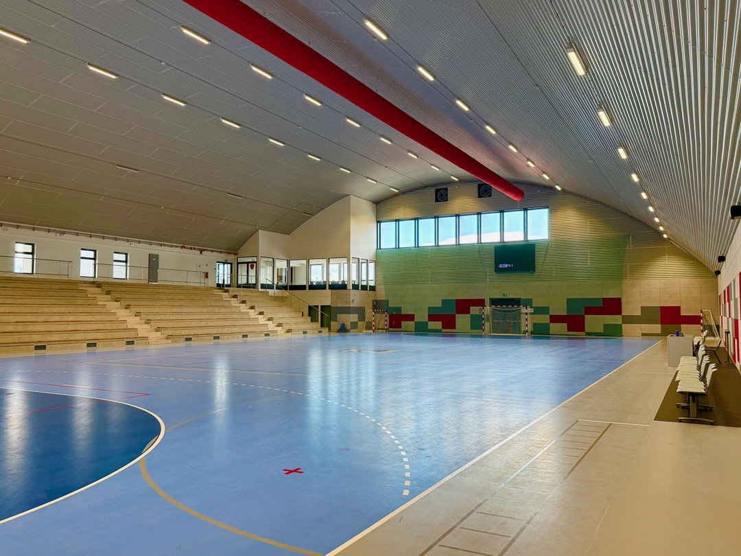 Wielofunkcyjne boisko w hali Nové Bránice z trybunami, bramką i nowoczesnym oświetleniem LED. Realizacja firmy HUPRO SYSTEMS SE. Wielofunkcyjne boisko w hali Nové Bránice z trybunami, bramką i nowoczesnym oświetleniem LED. Realizacja firmy HUPRO SYSTEMS SE.