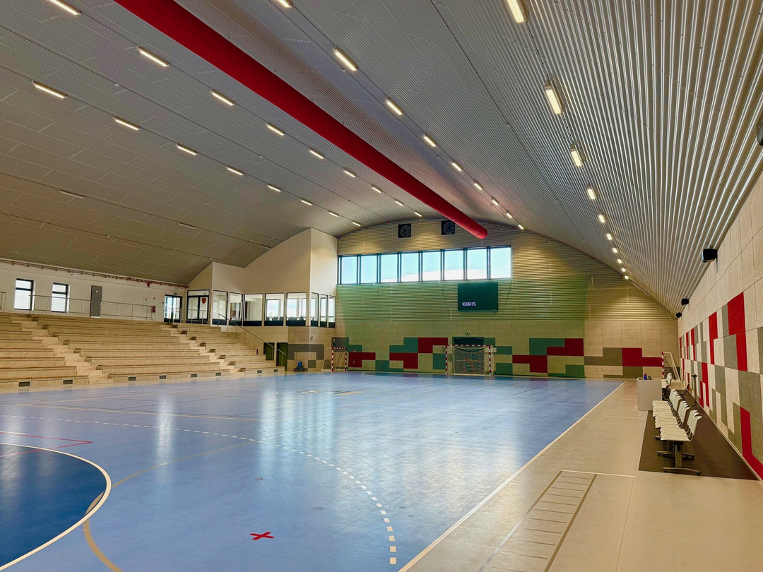 Główna płyta boiska i łukowa konstrukcja stalowa hali sportowej Nové Bránice. Realizacja firmy HUPRO SYSTEMS SE. Główna płyta boiska i łukowa konstrukcja stalowa hali sportowej Nové Bránice. Realizacja firmy HUPRO SYSTEMS SE.