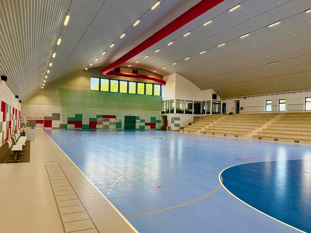 Wnętrze hali Nové Bránice, widok przez wielofunkcyjne boisko w stronę drewnianych trybun. Realizacja firmy HUPRO SYSTEMS SE. Wnętrze hali Nové Bránice, widok przez wielofunkcyjne boisko w stronę drewnianych trybun. Realizacja firmy HUPRO SYSTEMS SE.