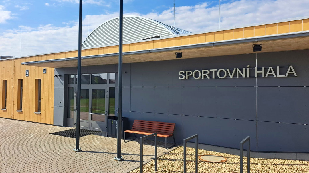 Elewacja wejściowa montowanej stalowej łukowej hali sportowej Velké Němčice. Realizacja firmy HUPRO SYSTEMS SE. Elewacja wejściowa montowanej stalowej łukowej hali sportowej Velké Němčice. Realizacja firmy HUPRO SYSTEMS SE.