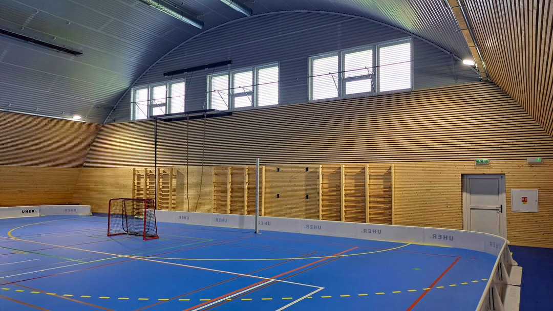 Wielofunkcyjne boisko w hali Velké Němčice z bramką do unihokeja, drabinkami i drewnianą okładziną. Realizacja firmy HUPRO SYSTEMS SE. Wielofunkcyjne boisko w hali Velké Němčice z bramką do unihokeja, drabinkami i drewnianą okładziną. Realizacja firmy HUPRO SYSTEMS SE.