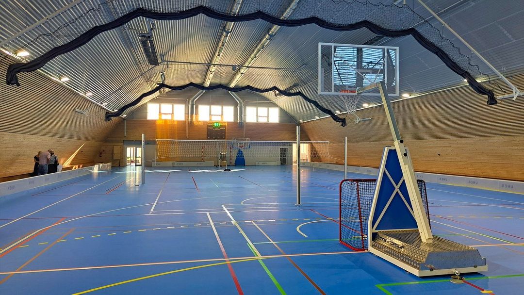 Wielofunkcyjna płyta hali Velké Němčice z koszem, siatką do siatkówki i bramką. Realizacja firmy HUPRO SYSTEMS SE. Wielofunkcyjna płyta hali Velké Němčice z koszem, siatką do siatkówki i bramką. Realizacja firmy HUPRO SYSTEMS SE.