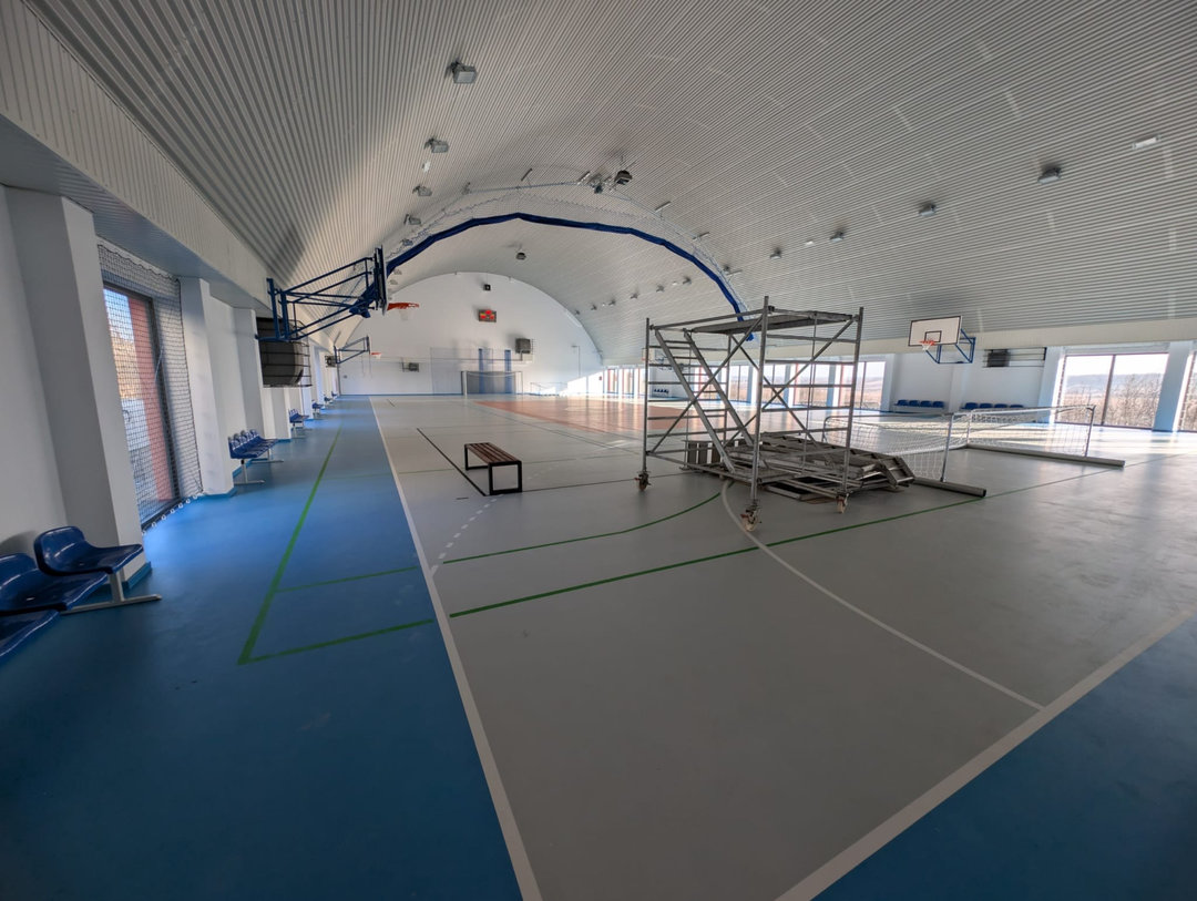 Widok ogólny wielofunkcyjnego boiska w montowanej stalowej łukowej hali sportowej Szaniec. Realizacja firmy HUPRO SYSTEMS SE. Widok ogólny wielofunkcyjnego boiska w montowanej stalowej łukowej hali sportowej Szaniec. Realizacja firmy HUPRO SYSTEMS SE.